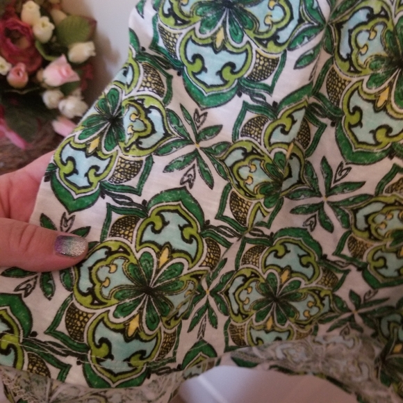 🍀 New Directions Curvy Tee Shirt - Picture 5 of 6